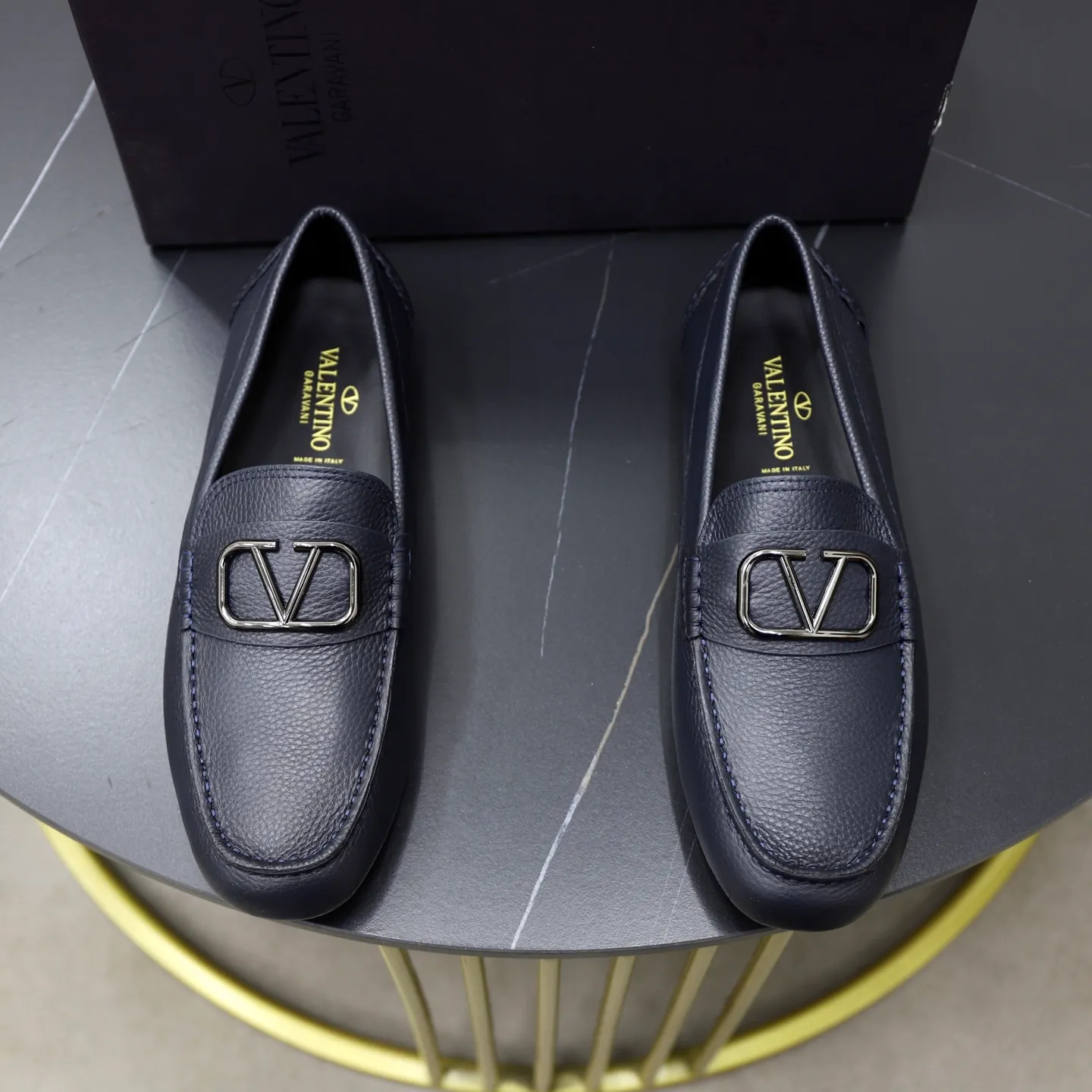 Men's shoes: 640💰VALENTINO, made of imported cowhide with imported water-dyed cow lining, iconic hardware and iconic wear-resistant outsole. 38-45 (customized at 45) VALENTINO packaging All orders enjoy the brand’s iconic product packaging